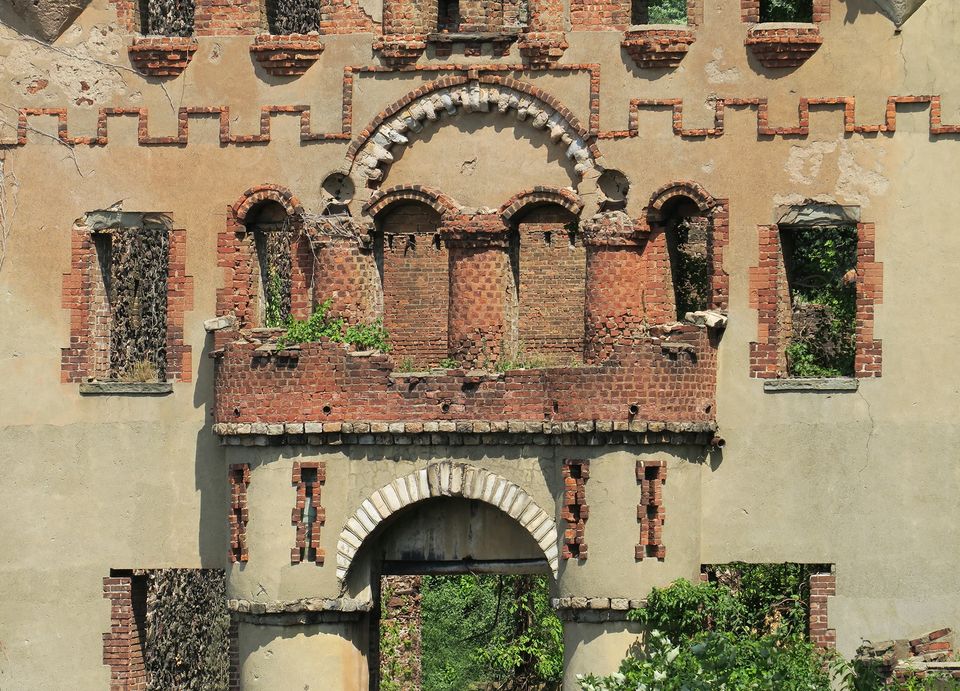 Actually, it&rsquo;s a castle in name only. It was built from 1901 to 1918 to serve as a warehouse for army war surplus.