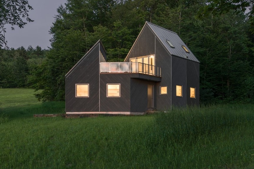 The cabin was designed in 2017 by Jaffer Kolb and Ivi Diamantopoulou of New Affiliates, a New York-based firm. It&rsquo;s a weekend getaway and salon of sorts for the two designers, plus Kolb and his sister, their partners, his mother and Diamantopoulou.