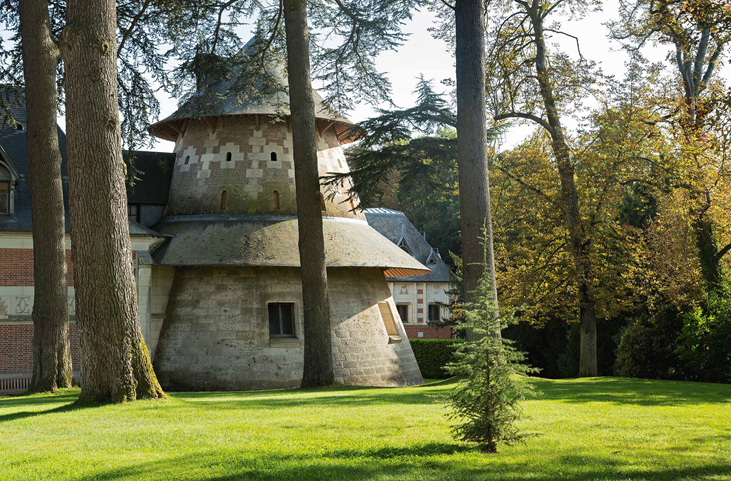 The book is both a guide to the art of the garden and an homage to the palatial residence itself.