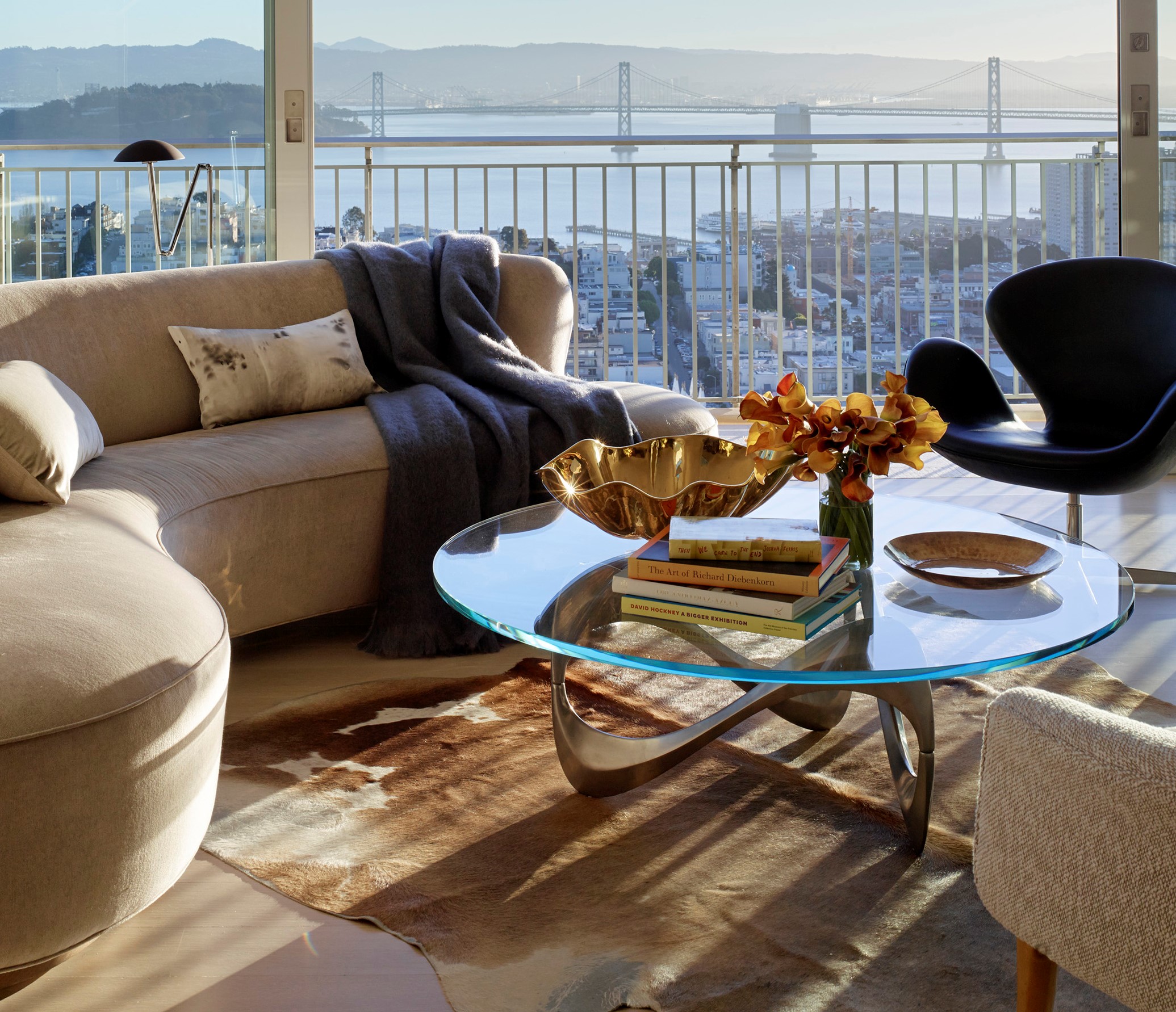 It works well as he mingles furnishings, decorative arts and views to the world outside.