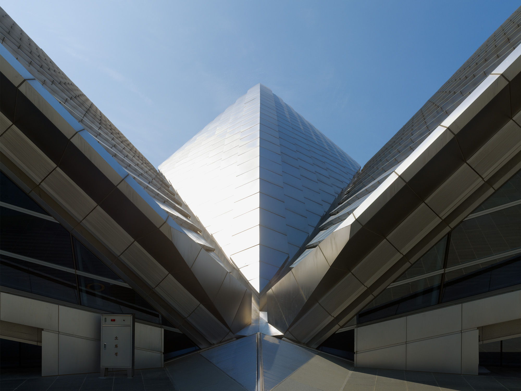 But at 300,000 square feet, this convention center's first phase at Songdo International Business District is already an icon.