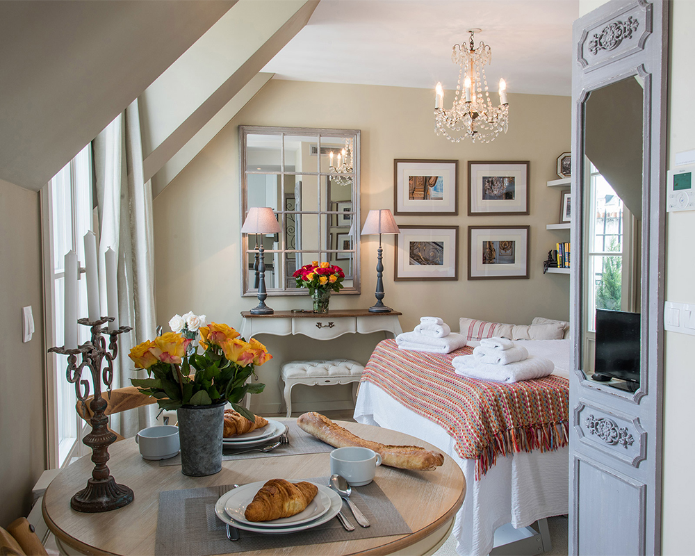 The Saumur Studio, on rue Cler in the seventh arrondissment in Paris is compact and expansive at once. It’s perfect for two – and centrally located to boot.